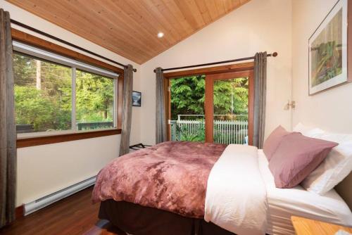 ボウエンアイランドにあるCabooseのベッドルーム(ベッド1台、窓付)
