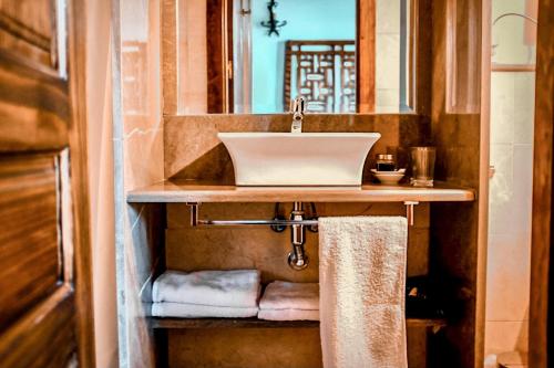 ein Badezimmer mit Waschbecken und Handtüchern darunter in der Unterkunft Apartamentos en pleno centro, Aljibe Rodrigo del Campo 2B in Granada