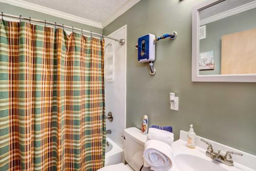 Ένα μπάνιο στο Adorable Ellijay Cabin with Hot Tub and Fire Pit
