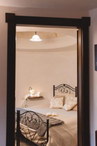 a mirror reflection of a bed in a bedroom at Masseria Montanaro in Cisternino