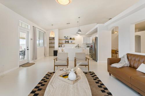 Modern Boho Retreat with Strip Views, Pool and Pool Table - 4br, 3ba