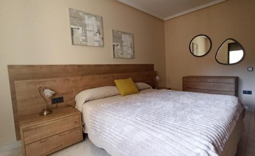um quarto com uma cama com uma almofada amarela em Casa Patrick em Beceite