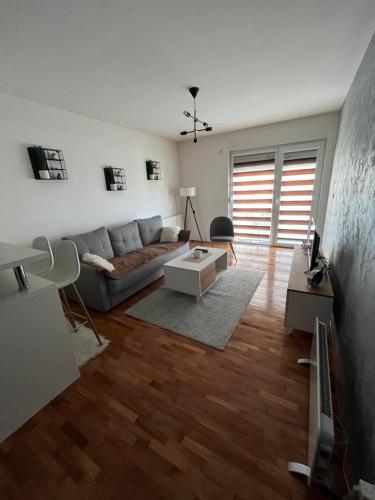 A seating area at Apartman Lux