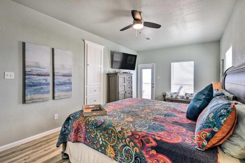 um quarto com uma cama e uma ventoinha de tecto em Surfside Beach Home with Ocean Views! em Surfside Beach