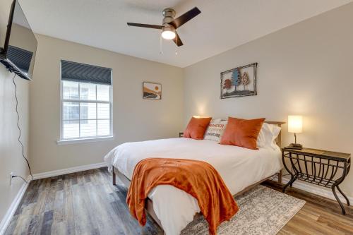 1 dormitorio con 1 cama y ventilador de techo en Charming Biloxi Vacation Rental Near Beach! en Biloxi