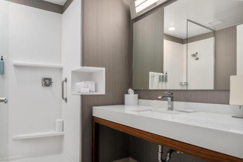 休斯頓的住宿－Courtyard by Marriott Houston Northeast，浴室设有白色水槽和镜子