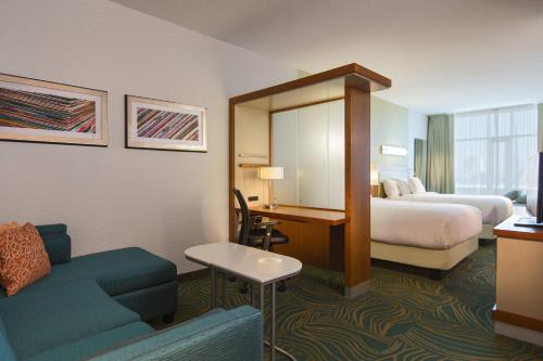 Habitación de hotel con cama y escritorio en SpringHill Suites by Marriott Nashville Vanderbilt/West End en Nashville