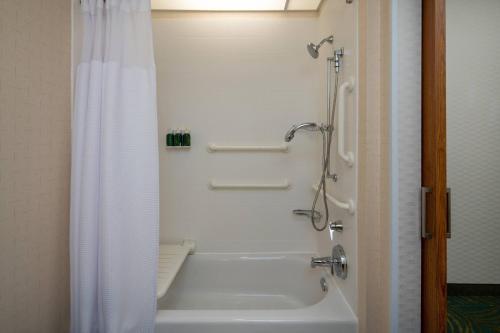 y baño con bañera y ducha con cortina de ducha. en SpringHill Suites by Marriott Nashville Vanderbilt/West End en Nashville