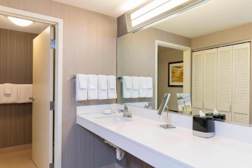 łazienka z umywalką i dużym lustrem w obiekcie Courtyard by Marriott Livermore w mieście Livermore