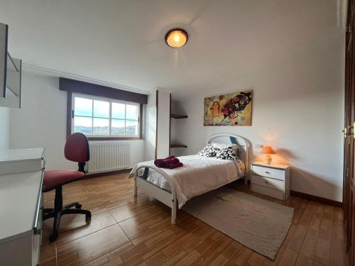 1 dormitorio con cama, escritorio y ventana en ATALAYA RIAS BAIXAS en Pontevedra