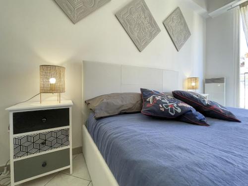 1 dormitorio con 1 cama con sábanas y almohadas azules en Gioffredo 4 Pers Centrale WiFi en Niza