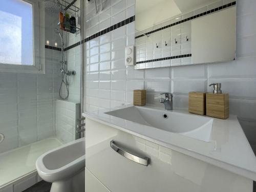 a white bathroom with a sink and a toilet at Gioffredo 4 Pers Centrale WiFi in Nice