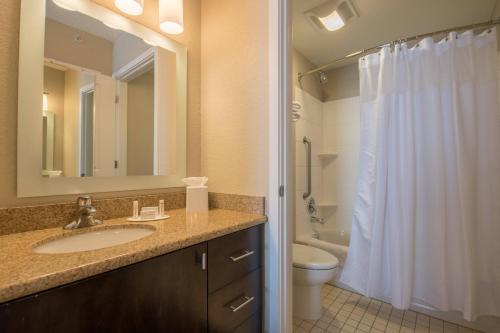 y baño con lavabo, aseo y ducha. en TownePlace Suites by Marriott Provo Orem en Orem
