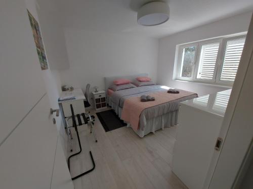 - une chambre avec un lit et une fenêtre dans l'établissement Apartman Daria, à Split