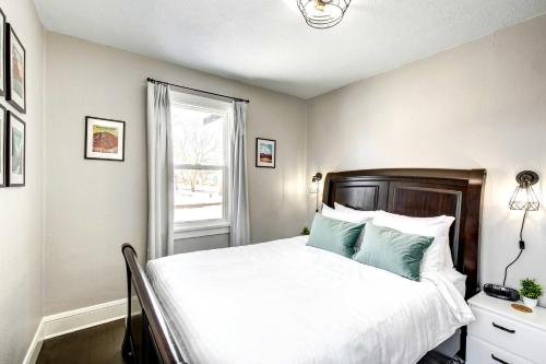 Un dormitorio con una cama grande y una ventana en Rochester Vacation Rental about 1 Mi to Downtown, en Rochester