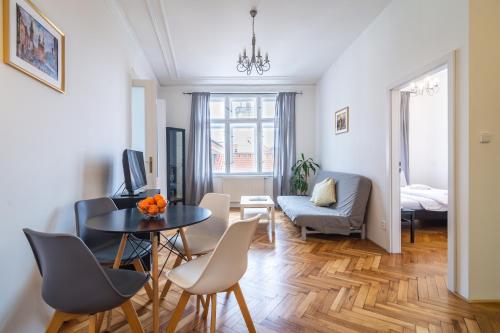 un soggiorno con tavolo e sedie di Royal Road Residence a Praga