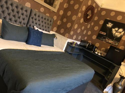 Un dormitorio con una cama con una almohada azul. en Ashfield Hotel, en Huddersfield
