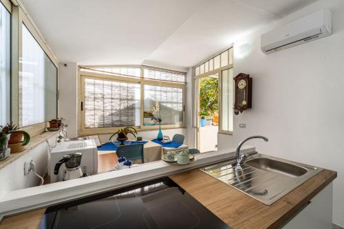 卡爾博尼亞的住宿－Monolocale Gio，厨房配有水槽和台面