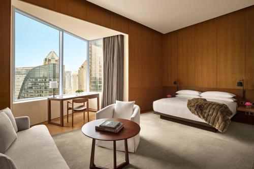 上海市にあるThe Shanghai EDITIONのベッドと大きな窓が備わるホテルルームです。