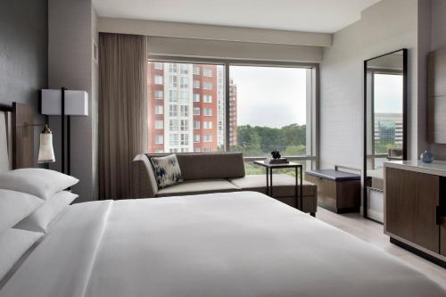 Katil atau katil-katil dalam bilik di Bethesda North Marriott Hotel & Conference Center