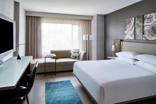 Katil atau katil-katil dalam bilik di Bethesda North Marriott Hotel & Conference Center