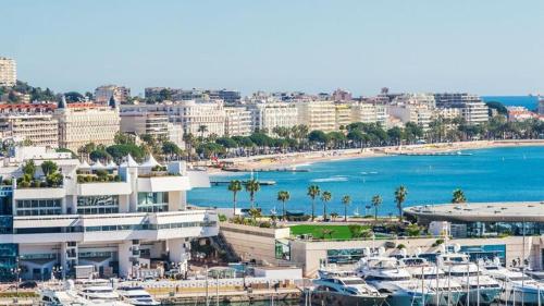 une vue d'un port avec des bateaux dans l'eau dans l'établissement Studio à 5 minutes à pied des plages et de la croisette, à Cannes
