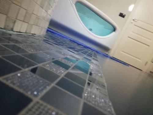 baño con aseo y suelo azul en B&b kabbala club, en Lattarico