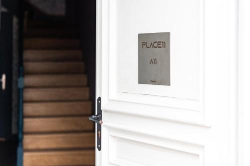 une porte ouverte avec un panneau indiquant les pizzaamines dans l'établissement Escapade Place 11 - N2 Studio - Dinan centre, à Dinan