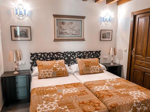 a bedroom with two beds and two lamps at Apartamentos en pleno centro, Aljibe Rodrigo del Campo 2A in Granada