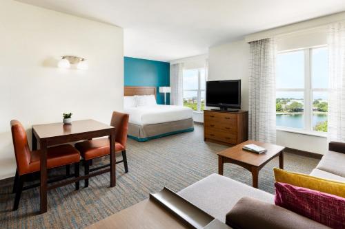 une chambre d'hôtel avec un lit et un salon dans l'établissement Residence Inn Des Moines West at Jordan Creek Town Center, à West Des Moines
