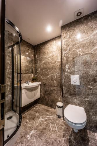 a bathroom with a toilet and a sink at Rocca Resort in Glavatartsi
