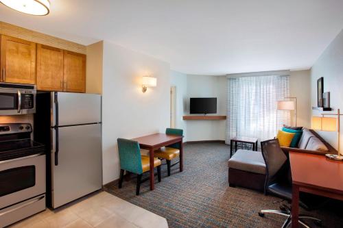 a kitchen and living room in a hotel room at Residence Inn Chicago Midway Airport in Bedford Park