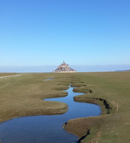 an island in the middle of a field with water at Etoile des Grèves in Ardevon