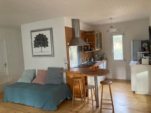 une chambre avec un lit et une table dans une cuisine dans l'établissement Chalet Mimosas, à Gassin