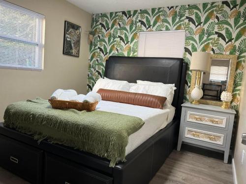 Un dormitorio con una cama con una cesta. en Tropical Casita in Tampa near airport and Raymond James stadium en Tampa