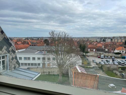 - une vue sur la ville depuis le toit d'un bâtiment dans l'établissement Le Flamand, à Saint-Omer