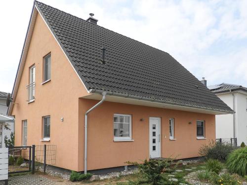 a brown house with a black roof at Peenemünde, TOP-Ferienhaus am Seglerhafen in Peenemünde