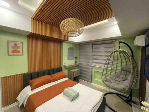 Ένα ή περισσότερα κρεβάτια σε δωμάτιο στο Serena Home Staycation at Azure North