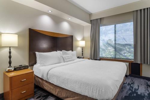 Ліжко або ліжка в номері Fairfield Inn & Suites by Marriott Commerce