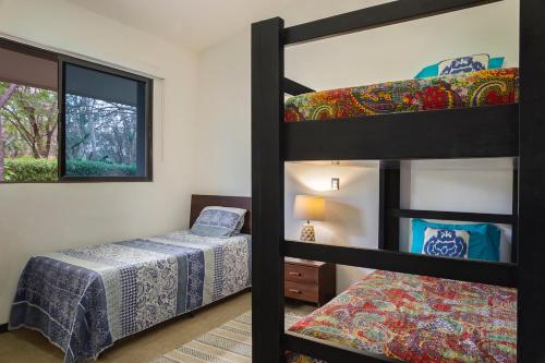 1 Schlafzimmer mit 2 Etagenbetten und einem Fenster in der Unterkunft Eco Casita Phase III #2: Casa de Olas in Rivas