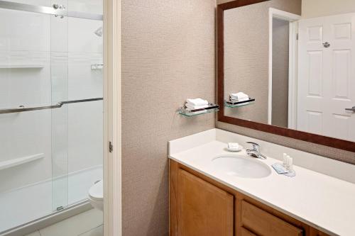 La salle de bains est pourvue d'un lavabo et d'une douche. dans l'établissement Residence Inn Palo Alto Mountain View, à Mountain View