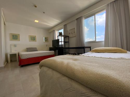 - une chambre avec 2 lits et une fenêtre dans l'établissement Flat na Vila Olimpia rua Santa Justina, à São Paulo
