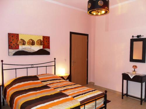 een slaapkamer met een bed, een tafel en een spiegel bij Omorfi Poli 120 sqm Apartment in Nafplio