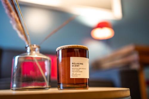 een fles honing op een tafel bij Escapade Place 11 - Appartement A2 Dinan centre in Dinan