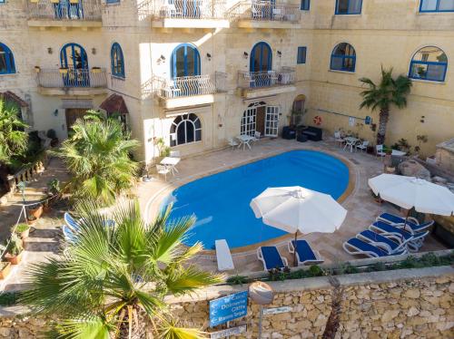 una vista aérea de un hotel con piscina en Villa Serenity B&B, en Sannat