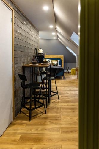 une salle à manger avec une table et quelques chaises dans l'établissement Escapade Place 11 N5B - Studio Dinan centre, à Dinan