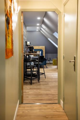 un couloir menant à une salle à manger avec une table dans l'établissement Escapade Place 11 N5B - Studio Dinan centre, à Dinan