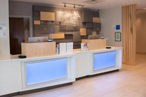 The lobby or reception area at Holiday Inn Express & Suites - Tuscaloosa East - Cottondale, an IHG Hotel