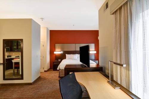 Habitación de hotel con cama y escritorio en Residence Inn by Marriott Milwaukee North/Glendale, en Glendale