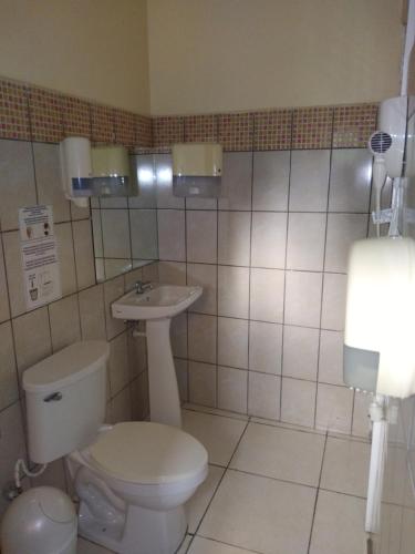 uma casa de banho com um WC e um lavatório em Hotel Dalinky em San Jorge